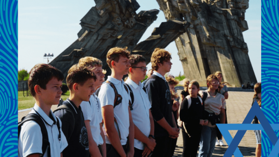 Mokiniai susipažino su Kauno IX forto ekspozicijomis, dalyvavo patyriminės instaliacijos „Slėptuvė gete“ pristatyme,  atminimo eisenoje