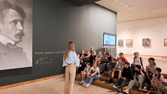 4b klasės mokiniai dalyvavo edukacijoje „Kosmosas“ M. K. Čiurlionio meno muziejuje