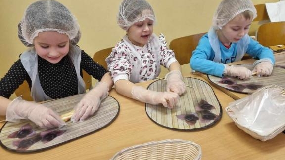 Priešmokyklinio ugdymo grupių „Kodėlčiukai“ ir „Smalsučiai“ vaikai dalyvavo edukacijoje „Saldainių gaminimas ir degustacija”