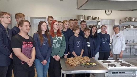 Aštuntokai lankėsi Kauno maisto pramonės ir prekybos mokymo centre ir dalyvavo pažintiniame edukaciniame užsiėmime