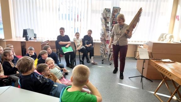 1a ir 1b klasių mokiniams vyko edukacinė pamoka „Lietuvių liaudies instrumentas – kanklės“
