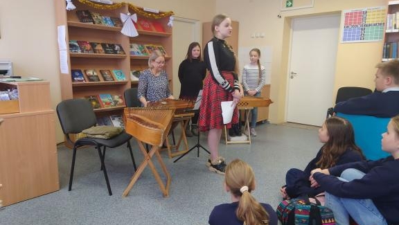 Skambant kanklių muzikai ir poezijai mokyklos bibliotekoje vyko Advento popietė