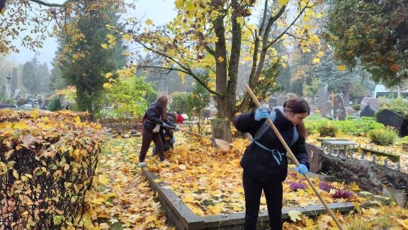 8a ir 8c klasių mokiniai tradiciškai savanorystę vykdė Kauno Romainių kapinėse
