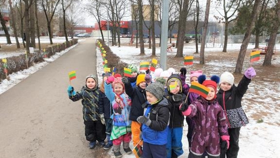 Ikimokyklinio ugdymo vaikučiai sveikina Lietuvą su Lietuvos Nepriklausomybės diena