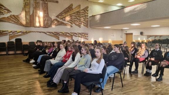 7-8 klasių mergaitės dalyvavo Šiaulių techninės kūrybos centro organizuojamoje nuotolinėje inciatyvoje „Merginos moksle 2024“