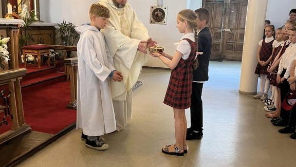 Birželio 9 d. mūsų mokyklos mokiniai dalyvavo Šv. Mišiose Vilijampolės Šv. Juozapo bažnyčioje