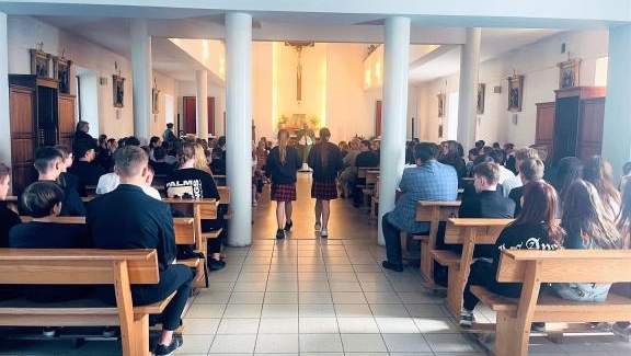 Artėjant mokslo metų pabaigai mokiniai ir mokytojai gausiai susirinkimo į Šv. Mišias