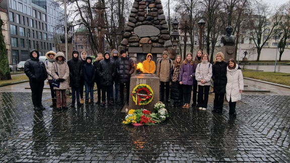 Sausio 13 d. 8b klasės mokiniais žuvusius Lietuvos gynėjus pagerbė aplankydami atminimo paminklą prie karo muziejaus
