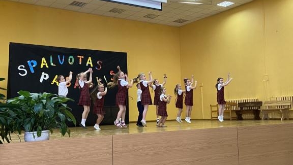Mokykloje vyko tradicinis Laisvo šokio festivalis ,,Spalvotas pasaulis“