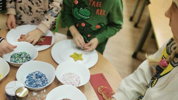 Priešmokyklinė ugdymo grupė „Kodėlčiukai“ vykdė STEAM projektą „Kaip Kalėdos kvepia meduoliais“