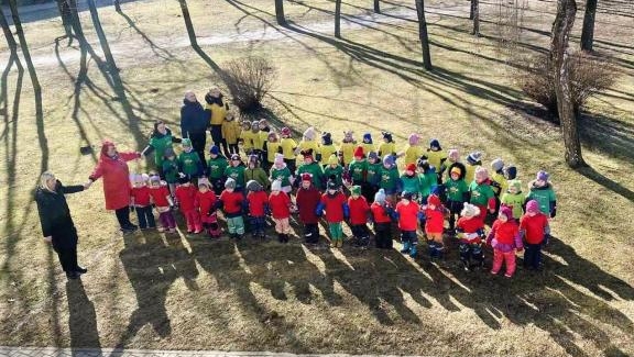  Ikimokyklinio ugdymo vaikučiai sveikina Lietuvą su Lietuvos Nepriklausomybės atkūrimo diena