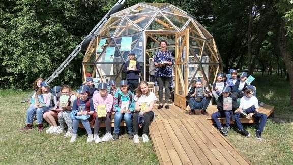 4B klasės mokiniai dalyvavo Vasaros skaityklos atidaryme Kalniečių parke