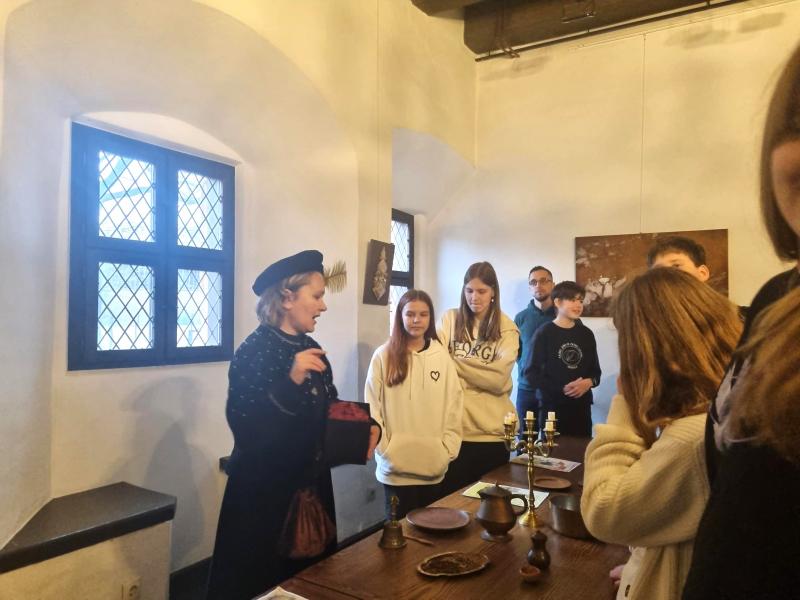 6b klasės mokiniai aplankant Perkūno namą Kauno senamiestyje