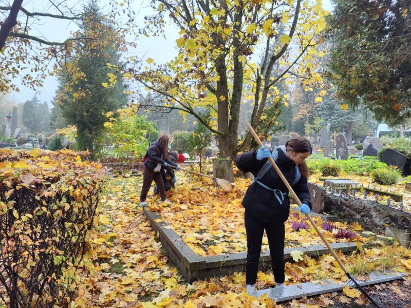 8a ir 8c klasių mokiniai tradiciškai savanorystę vykdė Kauno Romainių kapinėse