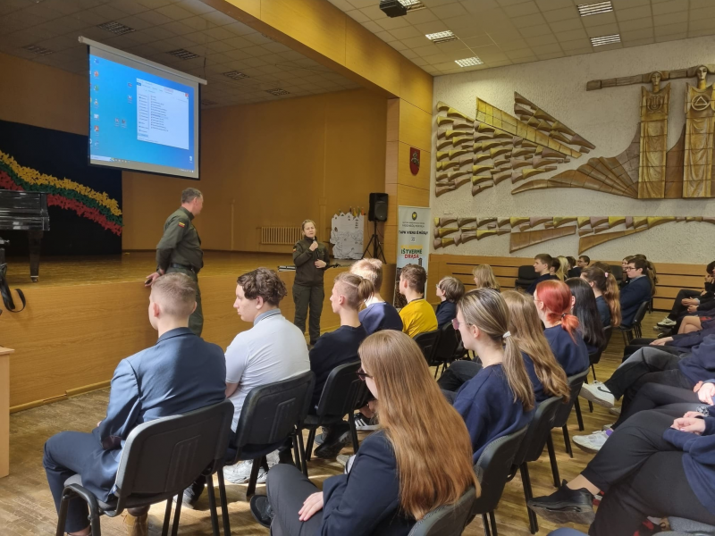 Mokykloje svečiavosi Valstybės sienos apsaugos tarnybos prie Lietuvos Respublikos vidaus reikalų ministerijos Vilniaus pasienio rinktinė atstovai