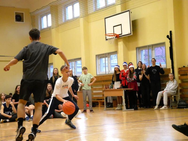 Mokinių taryba gruodžio 21 d. pakvietė visus 5-8 klasių mokinius dalyvauti kalėdiniame krepšinio turnyre